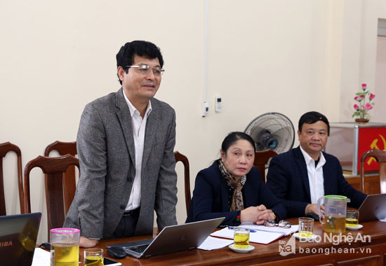 Đồng chí Phạm Trọng Hoàng, Bí thư Huyện ủy Tương Dương phát biểu tại cuộc họp. Ảnh: Hồ Phương