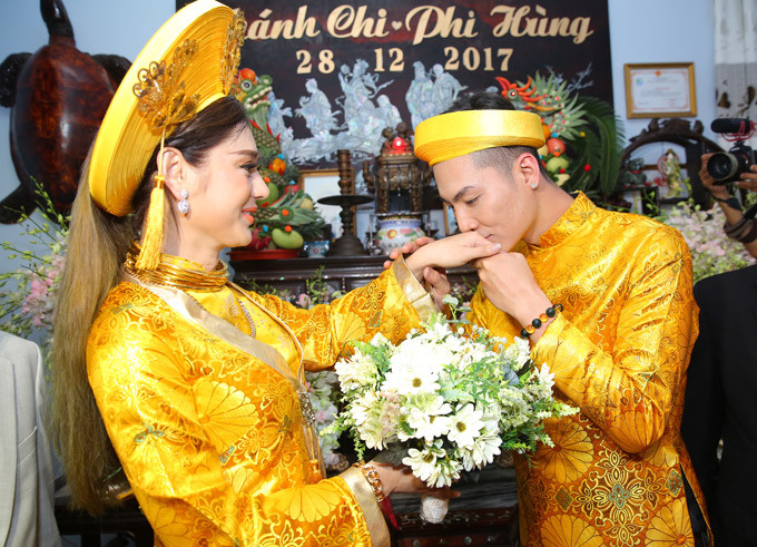 Sau khi trao nhẫn cho vợ yêu, Trần Phi Hùng dịu dàng hôn tay cô.