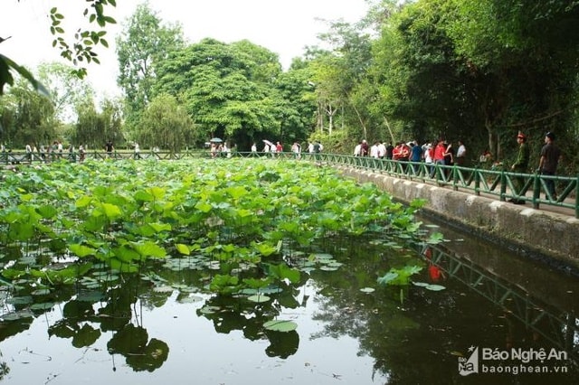 Di tích lịch sử Khu lưu niệm Chủ tịch Hồ Chí Minh gồm 2 cụm di tích chính: Cụm di tích tại quê nội - làng Sen, xã Kim Liên và Cụm di tích tại quê ngoại - làng Hoàng Trù, xã Kim Liên; với 14 di tích thành phần: nhà tranh nhỏ của cha mẹ Hồ Chí  Minh; ngôi nhà của ông bà ngoại của Bác Hồ; nhà thờ chi họ Hoàng  Xuân; nhà ông Phó bảng Nguyễn Sinh Sắc; giếng Cốc; lò rèn Cố Điền; nhà cụ cử Vương Thúc Quý - thầy học khai tâm của Bác; nhà thờ họ Nguyễn Sinh; nhà cụ Nguyễn Sinh Nhậm - ông nội Bác; di tích cây đa, sân vận động Làng Sen; khu trưng bày các hiện vật, tài liệu và nhà tưởng niệm Chủ tịch Hồ Chí Minh; phần mộ bà Hoàng Thị Loan trên dãy Đại Huệ và cụm di tích núi Chung. Toàn khu di tích rộng trên 205 ha, các điểm và cụm di tích cách nhau 2 - 10 km. Ảnh tư liệu