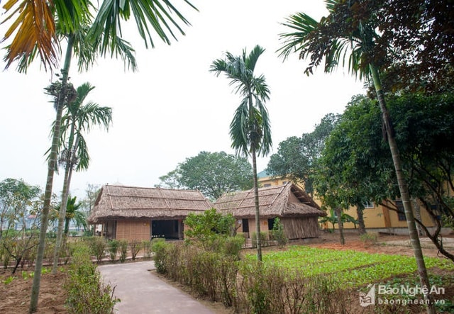 Khu di tích gồm 2 cụm: Cụm di tích quê nội làng Đan Nhiệm (nay là xóm 2, xã Xuân Hòa) và Cụm di tích quê ngoại làng Sa Nam (nay ở thị trấn Nam Đàn). Cụm di tích quê ngoại gồm: Khu lưu niệm (2 gian nhà tranh, mảnh vườn của gia đình cụ Phan) và Khu tưởng niệm (nhà trưng bày bổ sung di tích, nhà tưởng niệm). 2 ngôi nhà tranh do cụ Phan Văn Phổ - thân sinh cụ Phan Bội Châu dựng vào năm 1860. Nhà trưng bày bổ sung di tích được xây dựng vào năm 1997 từ sự tài trợ của Nhật Bản. Phòng trưng bày hiện vật theo 3 chủ đề: Quê hương, gia đình và tuổi trẻ của Phan Bội Châu; Sự nghiệp cứu nước của Phan Bội Châu; Hậu thế tri ân, tôn vinh Phan Bội Châu. Hàng năm, tại đây diễn ra 2 lễ trọng là lễ giỗ vào ngày 29/9 Âm lịch và lễ kỷ niệm ngày sinh cụ vào ngày 26/12 Dương lịch. Ảnh tư liệu