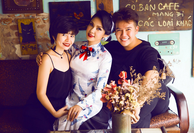 Nữ đạo diễn chụp ảnh cùng nhà thiết kế Minh Châu và chuyên gia trang điểm, làm tóc Tuyết Nhi.
