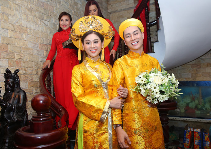 Sau khi được gia đình cho phép, anh Trần Phi Hùng lên lầu đón cô dâu xuống ra mắt họ nhà trai.