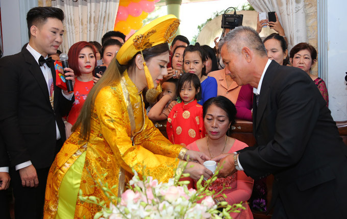 Lâm Khánh Chi mời rượu cảm ơn bố mẹ ruột và bố mẹ chồng trong ngày hôn lễ.
