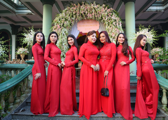 Dàn người đẹp với áo dài đỏ rực, chuẩn bị sẵn sàng nhận tráp quả khi nhà trai tới làm lễ xin dâu.