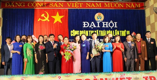 Ban Chấp hành Liên đoàn lao động thị xã Thái Hòa nhiệm kỳ 2017 - 2022 nhận nhiệm vụ. Ảnh: Hoàng Thủy