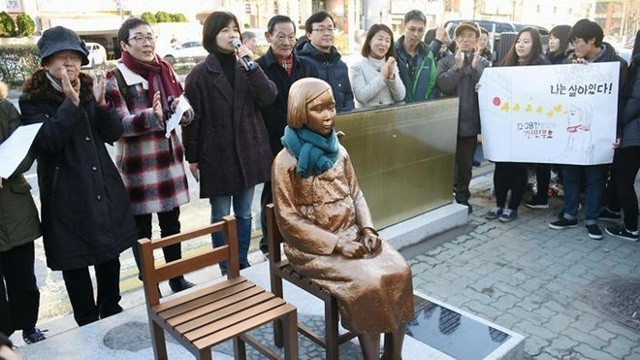 Tượng ​'phụ nữ mua vui' trước Lãnh sự quán Nhật Bản ở Busan. Nguồn: AAP