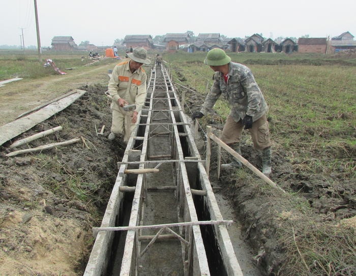 Các địa phương trên địa bàn huyện Tân Kỳ đang tập trung xây kênh mương nội động phục vụ sản xuất. Ảnh: Phương Thảo