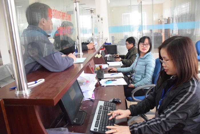 Bộ phận thu phí trước bạ Chi cục Thuế huyện Nghi Lộc giải quyết thủ tục cho khách hàng. Ảnh Xuân Hoàng