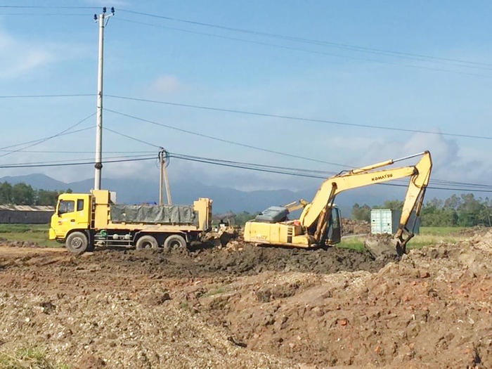 Thi công đường giao thông đoạn qua xã Nghi Phương (Nghi Lộc). Ảnh Trân Châu