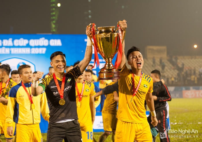 Chức vô địch Cúp QG 2017 buộc SLNA phải tham dự thêm đấu trường AFC Cup. Ảnh tư liệu