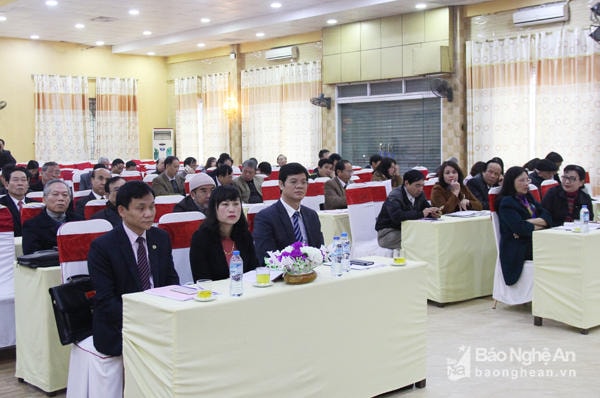 Các đồng chí Ủy viên Ban Thường vụ Tỉnh ủy: Cao Thị Hiền - Phó Chủ tịch HĐND tỉnh và Lê Xuân Đại - Phó Chủ tịch Thường trực UBND tỉnh; Phó Trưởng đoàn ĐBQH tỉnh Trần Văn Mão tham dự hội nghị. Ảnh: Minh Chi