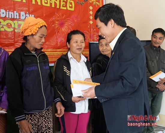 Tổng Công ty XDCTGT 4 trao tặng quà cho các hộ nghèo xã Tam Đình huyện Tương Dương. Ảnh tư liệu