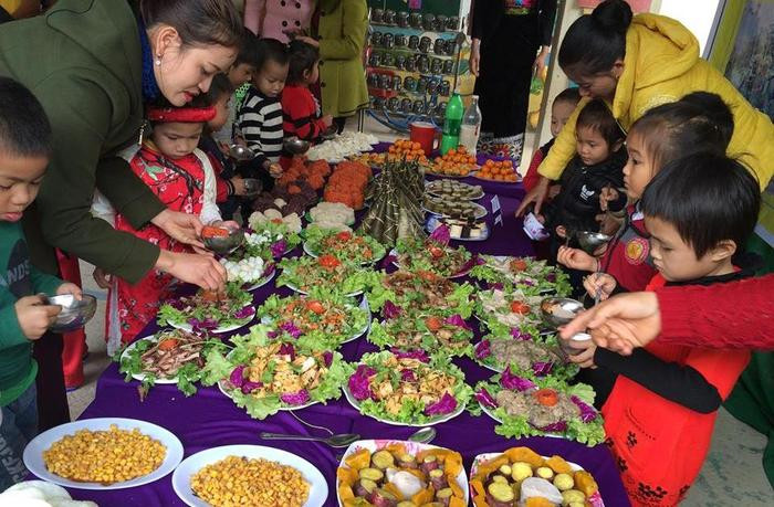 Các em vô cùng hứng thú trước những món ăn ngon, được trình bày đẹp mắt. Ảnh: Đình Tuân 