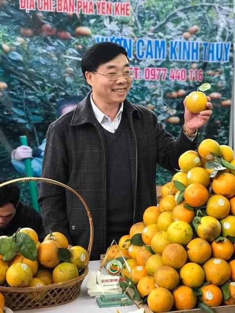 Tác giả tại gian hàng giới thiệu sản phẩm cam đến từ huyện Con Cuông. Ảnh: Nguyễn Phúc Nam Đàn