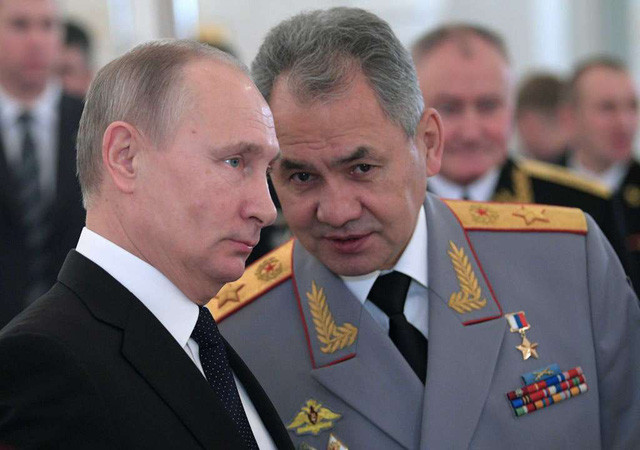 Tổng thống Nga Vladimir Putin (áo đen) và Bộ trưởng Quốc phòng Sergrei Shoigu (Ảnh: Getty)