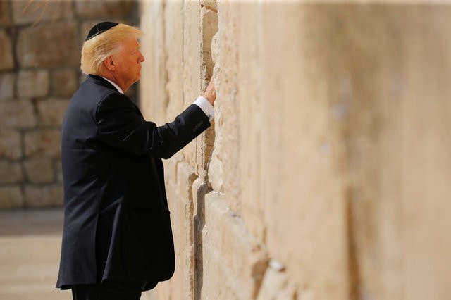 Tổng thống Donald Trump đặt tay lên Bức tường phía Tây ở Jerusalem hồi tháng 5. Ảnh: Reuters