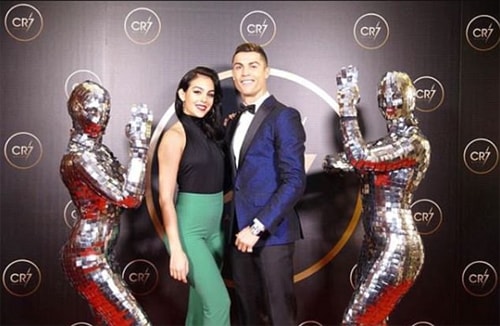 Ronaldo chụp riêng với bạn gái Georgina.