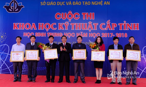 Ban tổ chức trao giải cho các tập thể xuất sắc. Ảnh: Mỹ Hà