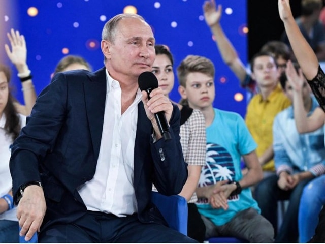 Tổng thống Vladimir Putin trong buổi trò chuyện ở Sochi. Ảnh: AP