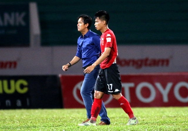 HLV Minh Phương (áo xanh) chia tay Long An trở về đội bóng cũ