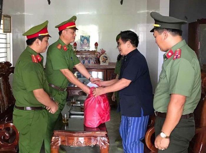 Công an huyện Anh Sơn tặng quà các đối tượng là thương binh, liệt sỹ,người có công với cách mạng. Ảnh: P.V