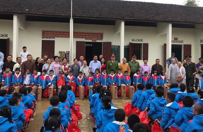 Công an huyện Anh Sơn tặng quà cho học sinh Trường Tiểu học và THCS Hoa Sơn. Ảnh: P.V