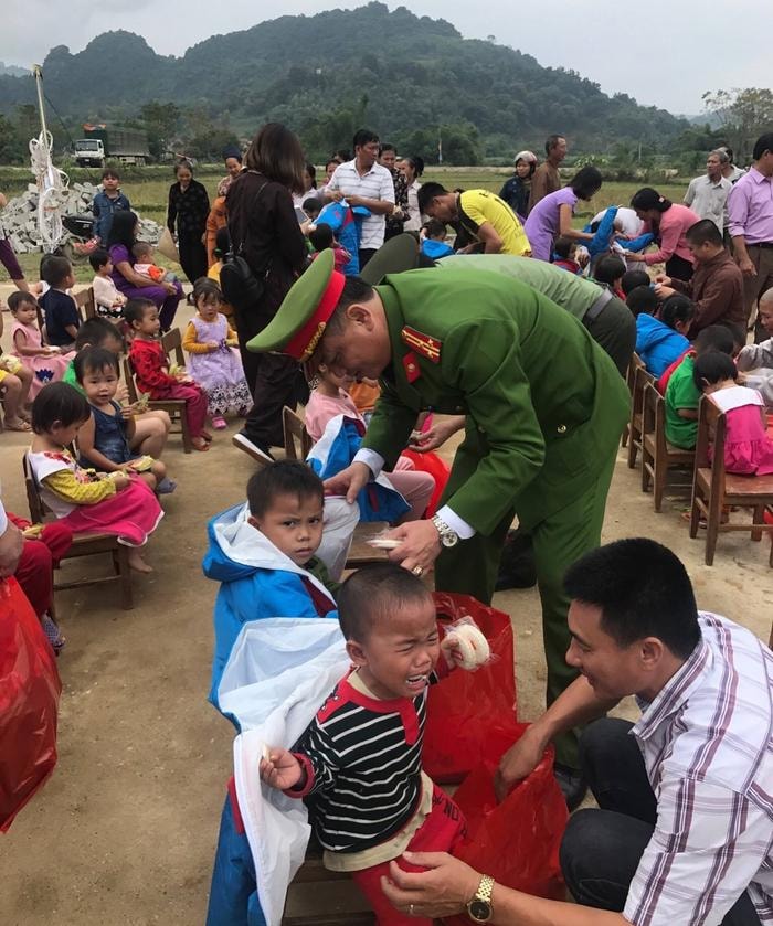 Công an huyện Anh Sơn tặng quà cho học sinh Trường Tiểu học và Trung học cơ sở Hoa Sơn. Ảnh: P.V