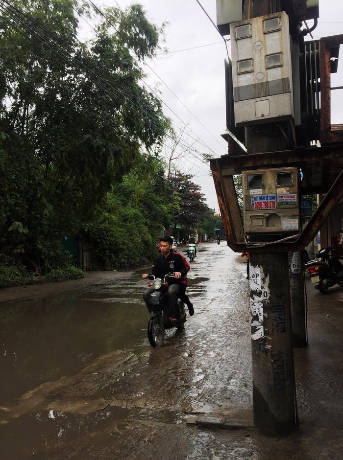 Một lãnh đạo phường Bến Thủy cho biết, phức tạp của điểm giao thông này xuất phát từ việc không có hệ thống cống thoát nước, có 4 hộ dân không thống nhất phương án giải phóng mặt bằng để triển khai dự án nâng cấp đường. Chính vì vậy, đoạn đường này trở thành 