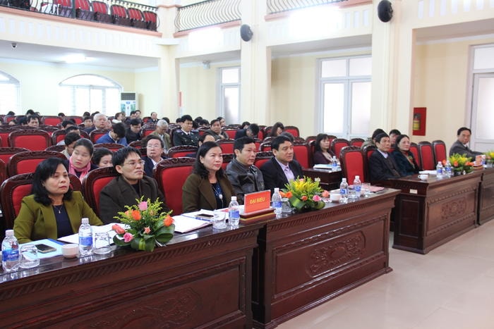 Các đồng chí BTV Đảng ủy Khối CCQ tỉnh chủ trì Hội nghị: Nguyễn thị Thu Hường - Ủy viên Ban thường vụ Tỉnh ủy, Bí thư; các phó bí thư Nguyễn Quang Tùng, Hoàng văn Nhiên.Tham dự có các đồng chí: Nguyễn Đắc Vinh - Ủy viên Ban chấp hành Trung ương Đảng, Bí thư Tỉnh ủy, Trưởng đoàn Đại biểu Quốc hội tỉnh; Cao Thị Hiền - Ủy viên Ban thường vụ Tỉnh ủy, Phó Chủ tịch HĐND tỉnh; đại diện các ban đảng của Tỉnh ủy, các cơ quan, đơn vị và cá nhân liên quan.
