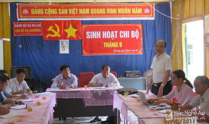 Đồng chí Nguyễn Thanh Hoàng-Phó bí thư Huyện ủy, Chủ tịch UBND huyện phát biểu tại buổi sinh hoạt Chi bộ bản Na Khướng, xã biên giới Na Loi. Ảnh tư liệu.