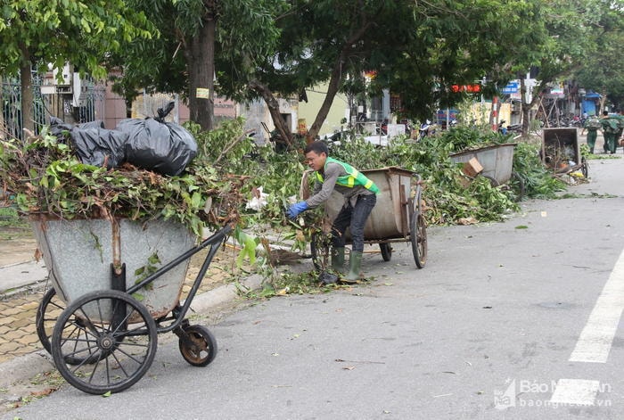 100% công nhân Công ty CP Môi trường và Công trình đô thị Nghệ An được huy động làm xuyên Tết. Ảnh tư liệu