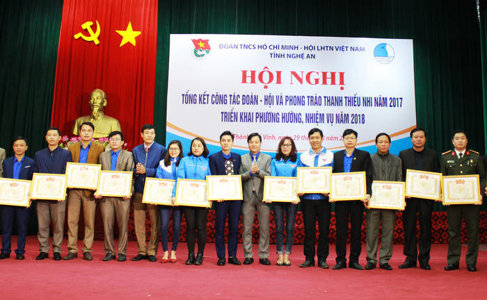 Nhân dịp này, Trung ương Đoàn TNCS Hồ Chí Minh đã trao tặng bằng khen cho 53 tập thể và 37 cá nhân; Trung ương Hội LHTN Việt Nam đã tặng bằng khen cho 43 tập thể và 21 cá nhân đã có thành tích xuất sắc trong công tác Đoàn – Hội và phong trào thanh niên năm 2017. Ảnh: Phương Thúy