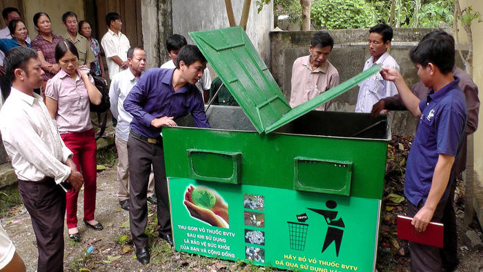 Tổ chức We Effect hỗ trợ thùng xử lý rác thải trên đồng ruộng cho xã Đồng Thành (Yên Thành). Ảnh: Thái Dương
