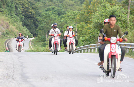 Học sinh miền núi đi xe gắn máy không đội mũ bảo hiểm. Ảnh: Hồ Phương
