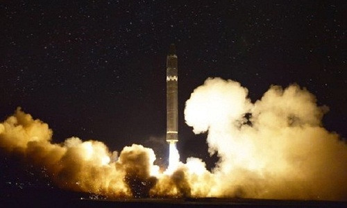 Tên lửa Hwasong-15 của Triều Tiên rời bệ phóng. Ảnh: KCNA.