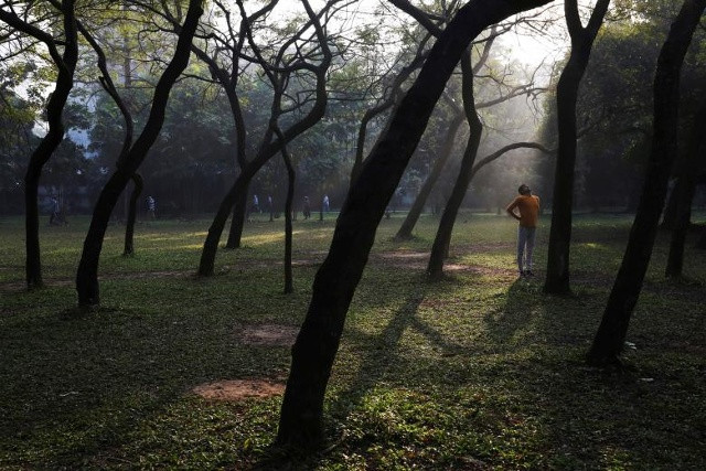 Một người đàn ông tập công vào buổi sáng tại Công viên Ramna ở Dhaka, Bangladesh, ngày 27 tháng 12 năm 2017