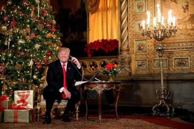 Tổng thống Donald Trump tham gia NORAD (Bộ Tư lệnh Quốc phòng Bắc Mỹ) Santa Tracker gọi điện thoại cho trẻ em tại Mar-a-Lago thuộc Palm Beach, Florida, ngày 24 tháng 12 năm 2017.