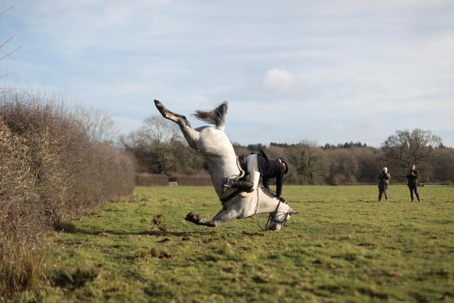 Một thành viên của Old Surrey Burstow và West Kent Hunt gặp nạn khi cô nhảy qua hàng rào trong cuộc săn hàng ngày tại Chiddingstone, Anh Quốc ngày 26 tháng 12 năm 2017.
