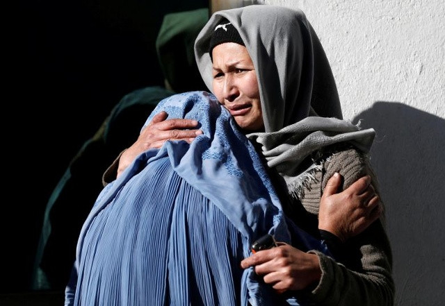 Các phụ nữ Afghanistan than khóc bên trong một khu bệnh viện sau vụ tự sát ở Kabul, Afghanistan ngày 28 tháng 12 năm 2017.