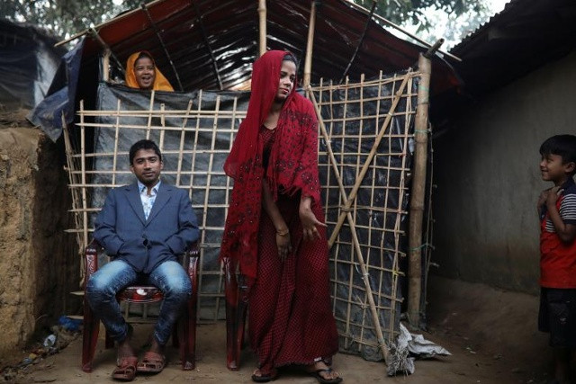 Những người t ref nạn Rohingya Saddam Hussein, 23 tuổi, và vợ của ông, Shofika Begum, 18 tuổi, chụp hình trước nơi tạm trú của họ tại trại tị nạn Kutupalong gần Cox's Bazar, Bangladesh,