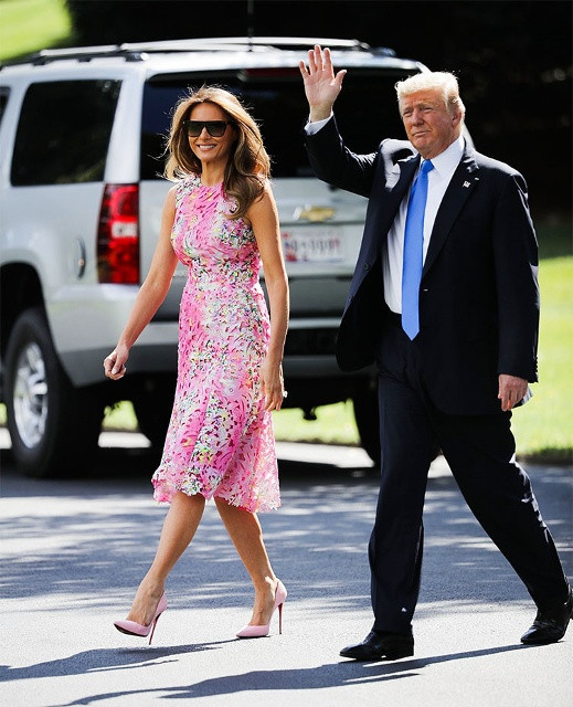 Đệ nhất phu nhân Mỹ Melania Trump sở hữu nhiều váy áo hàng hiệu từ các nhà mốt danh giá. Là cựu người mẫu với vóc dáng chuẩn, gu thời trang của bà Trump nhận được nhiều phản hồi tích cực. 