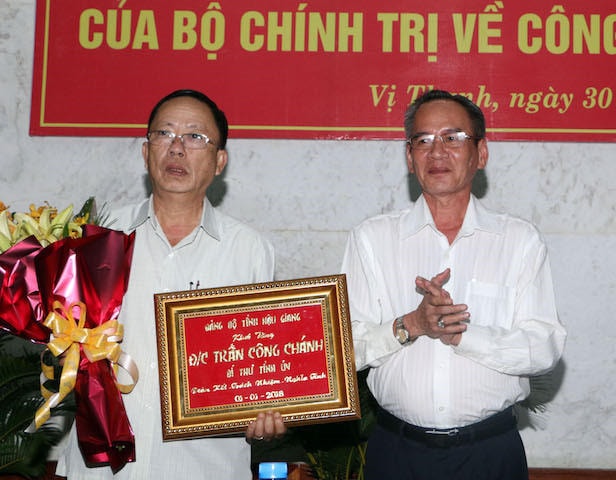 Ông Trần Công Chánh (trái) và ông Lữ Văn Hùng tại buổi lễ. Ảnh: Duy Khương