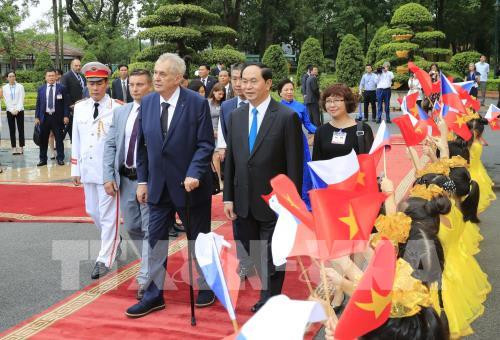 Tổng thống Cộng hòa Séc Milos Zeman và Phu nhân thăm cấp Nhà nước tới Việt Nam từ ngày 6-8/6 theo lời mời của Chủ tịch nước Trần Đại Quang. Trong ảnh: Quang cảnh Lễ đón. 