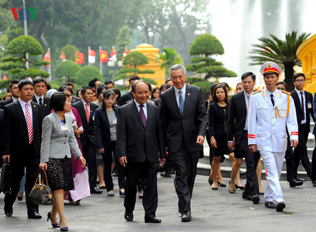 Nhận lời mời của Thủ tướng Nguyễn Xuân Phúc, Thủ tướng Singapore Lý Hiển Long và Phu nhân đã thăm chính thức Việt Nam từ 21-24/3. Đây là lần thứ ba Thủ tướng Singapore Lý Hiển Long thăm chính thức Việt Nam trên cương vị Thủ tướng, sau các chuyến công du năm 2010 và 2013.