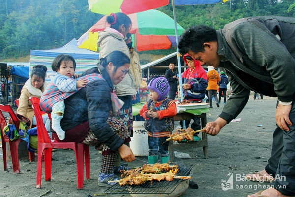 Mùa đông cũng là mùa những chợ phiên ở miền Tây như: Huồi Tụ, Mường Lống, Nậm Cắn (Kỳ Sơn), Tam Thái (Tương Dương) trở nên thú vị hơn bao giờ hết. Du khách sẽ được thưởng thức những món gà nướng, thịt lợn nướng của người dân miền núi vừa ấm áp vừa ngon. Ảnh: Hồ Phương