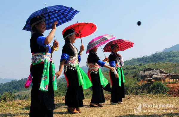 Với những người con trai, con gái người Mông, mùa đông cũng là mùa nhàn rỗi hơn các mùa khác. Vào những ngày nắng ấm, những cô gái, chàng trai hẹn nhau ném pao, thổi khèn… Ảnh: Hồ Phương