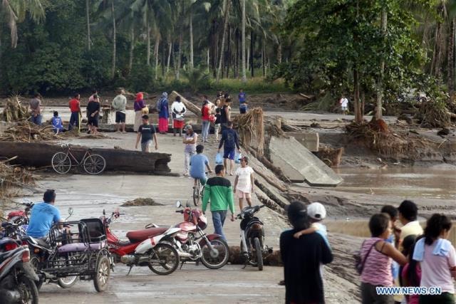 Người dân tập trung trên một cây cầu bị sập do lũ quét qua. Ảnh: Tân Hoa xã