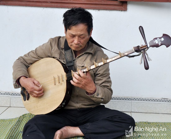 Ông Nguyễn Thế Chu mải mê cùng chiếc đàn nguyệt. Ảnh: Công Kiên