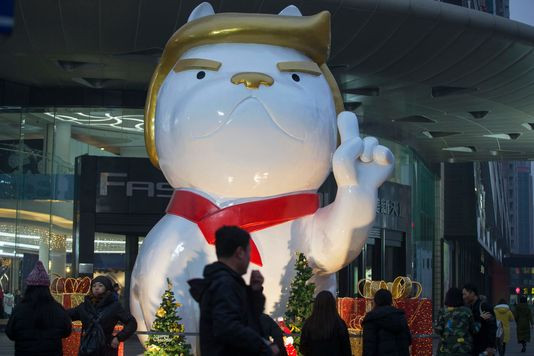 Bức tượng chó giống Donald Trump tại Trung Quốc. Ảnh: AP