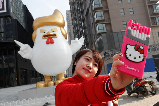 Một bức tượng gà giống Donald Trump Ảnh: Reuters